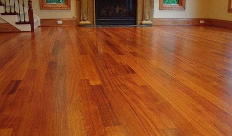 Drewniana podłoga w mieszkaniu wymaga odpowiedniej pielęgnacji.